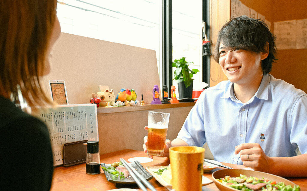 笑顔で食事をするカップル